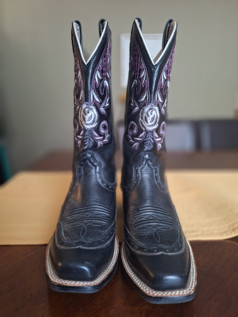 🪻 Ariat Women’s Black Leather Cowboy Boots Purple Embroidered Rose 8.5 - Picture 7 of 14